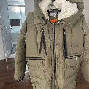 Barely worn Oralay winter jacket i. Green with faux fur trim